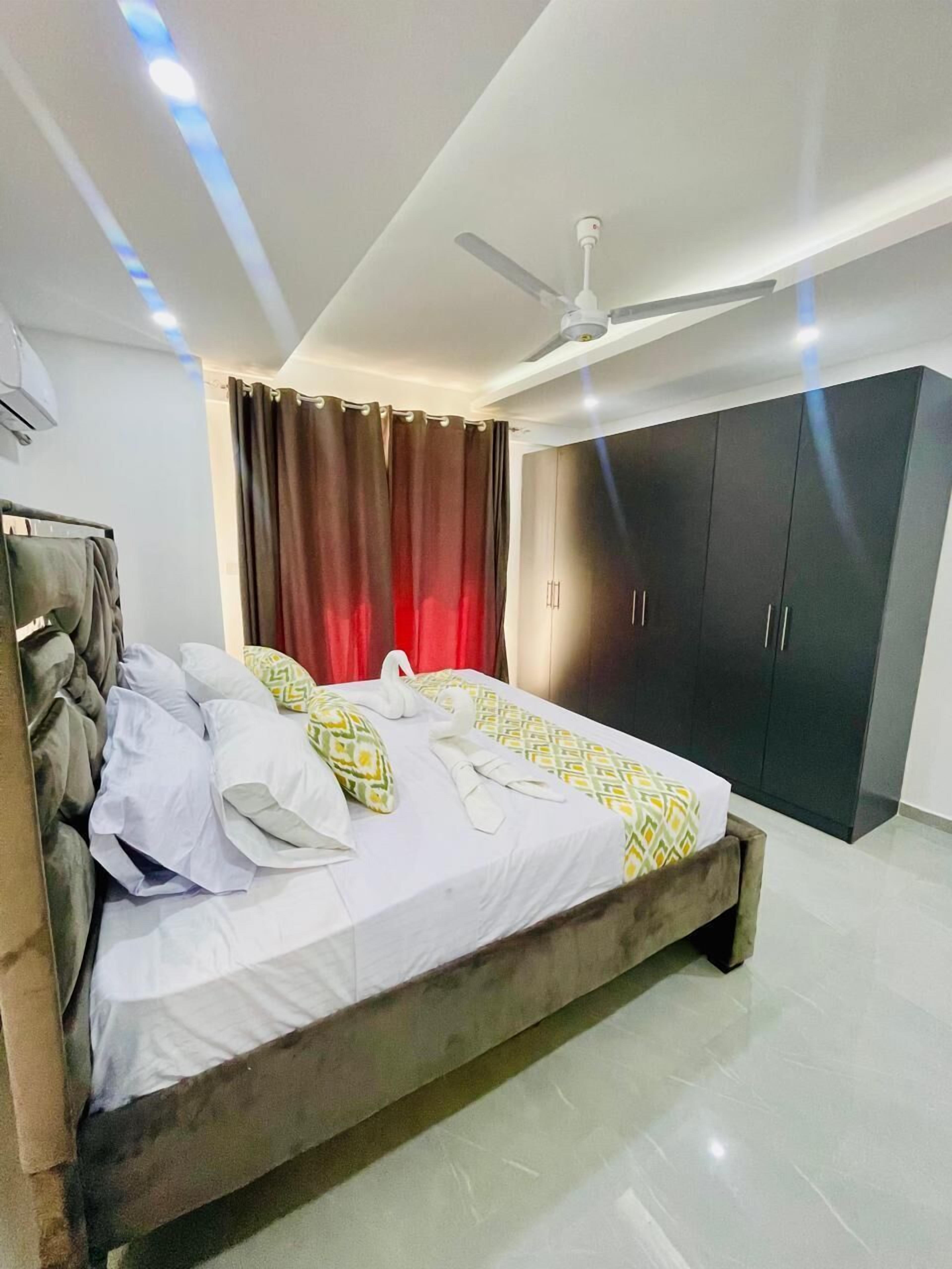 Desk, laptop workspace, iron/ironing board, free WiFi