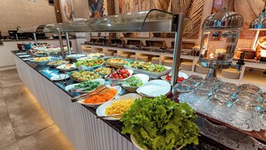 Ein Buffet mit verschiedenen Speisen und einer Kaffeestation.
