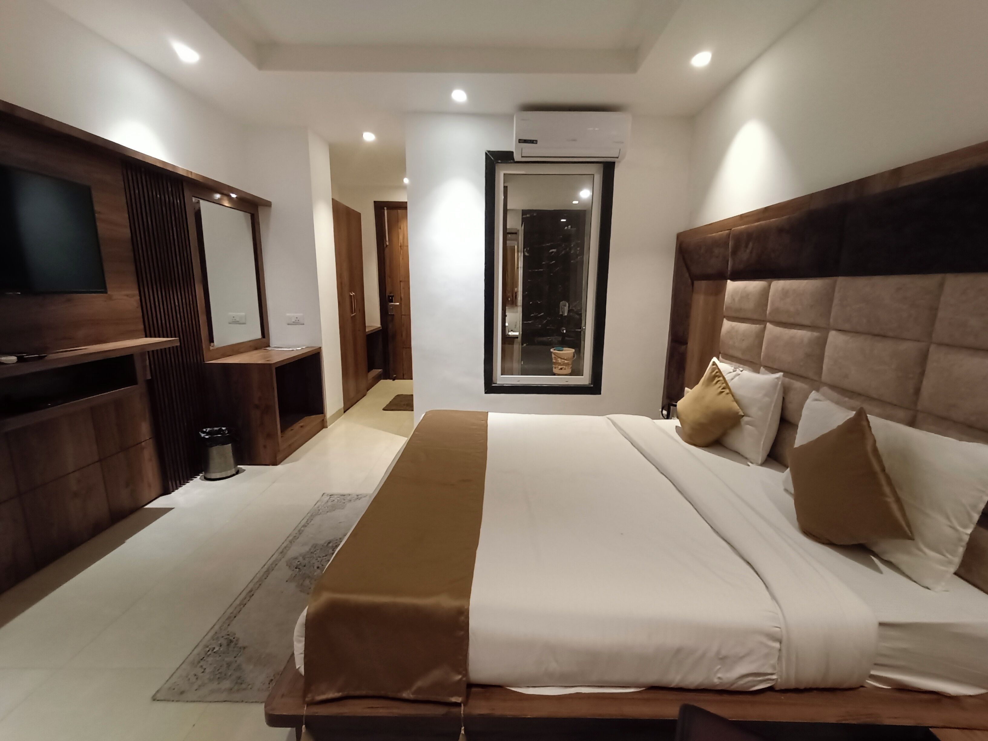 Quarto superior | Escrivaninha, espaço de trabalho para notebook, cortinas blackout