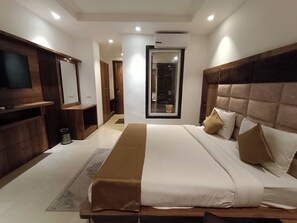 Kamar Superior | Meja kerja, ruang kerja ramah laptop, dan tirai kedap cahaya