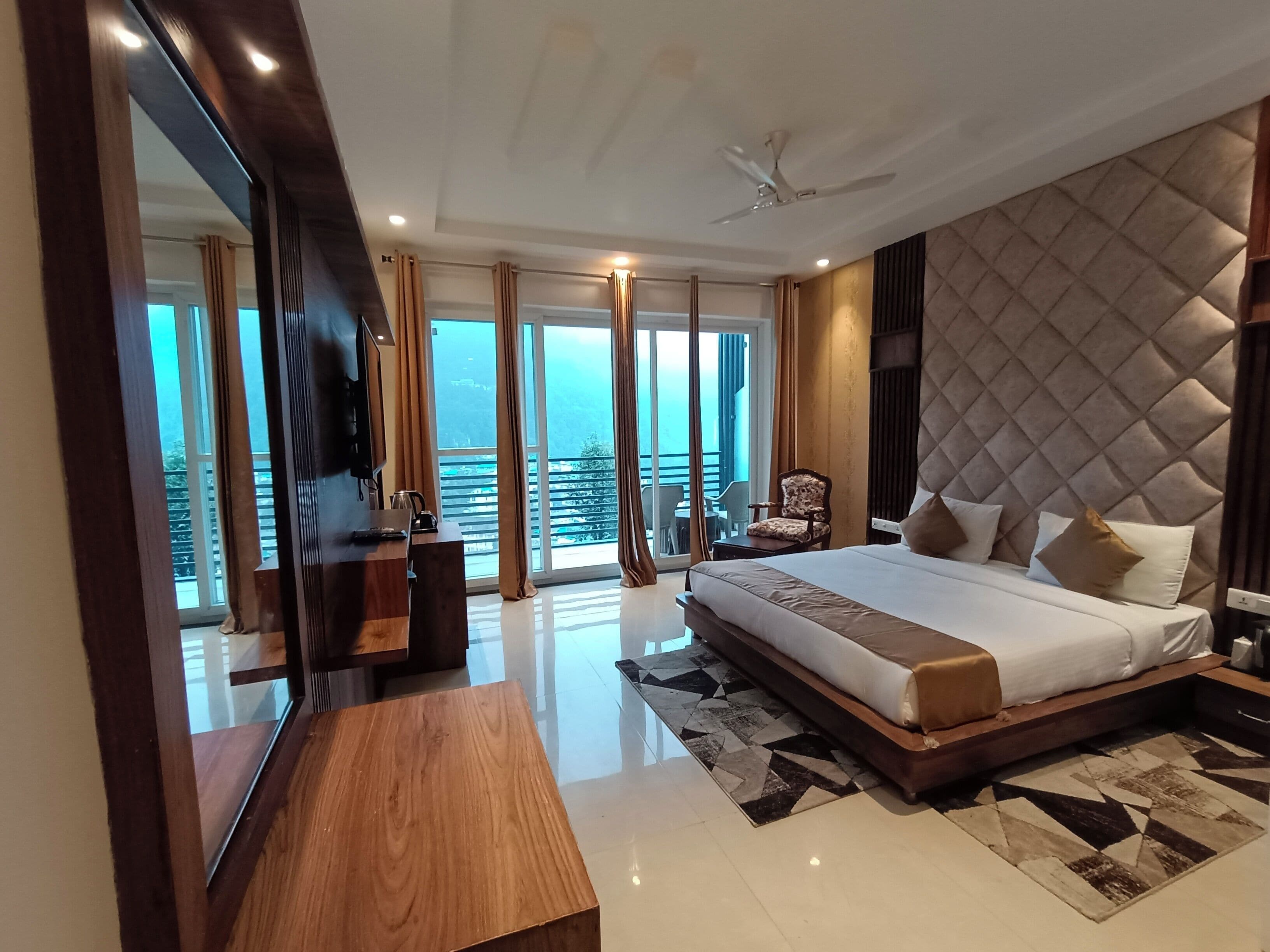 Quarto premium | Escrivaninha, espaço de trabalho para notebook, cortinas blackout