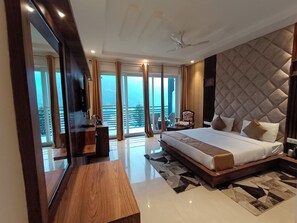 尊荣客房 | 办公桌、笔记本电脑工作区、遮光窗帘、隔音