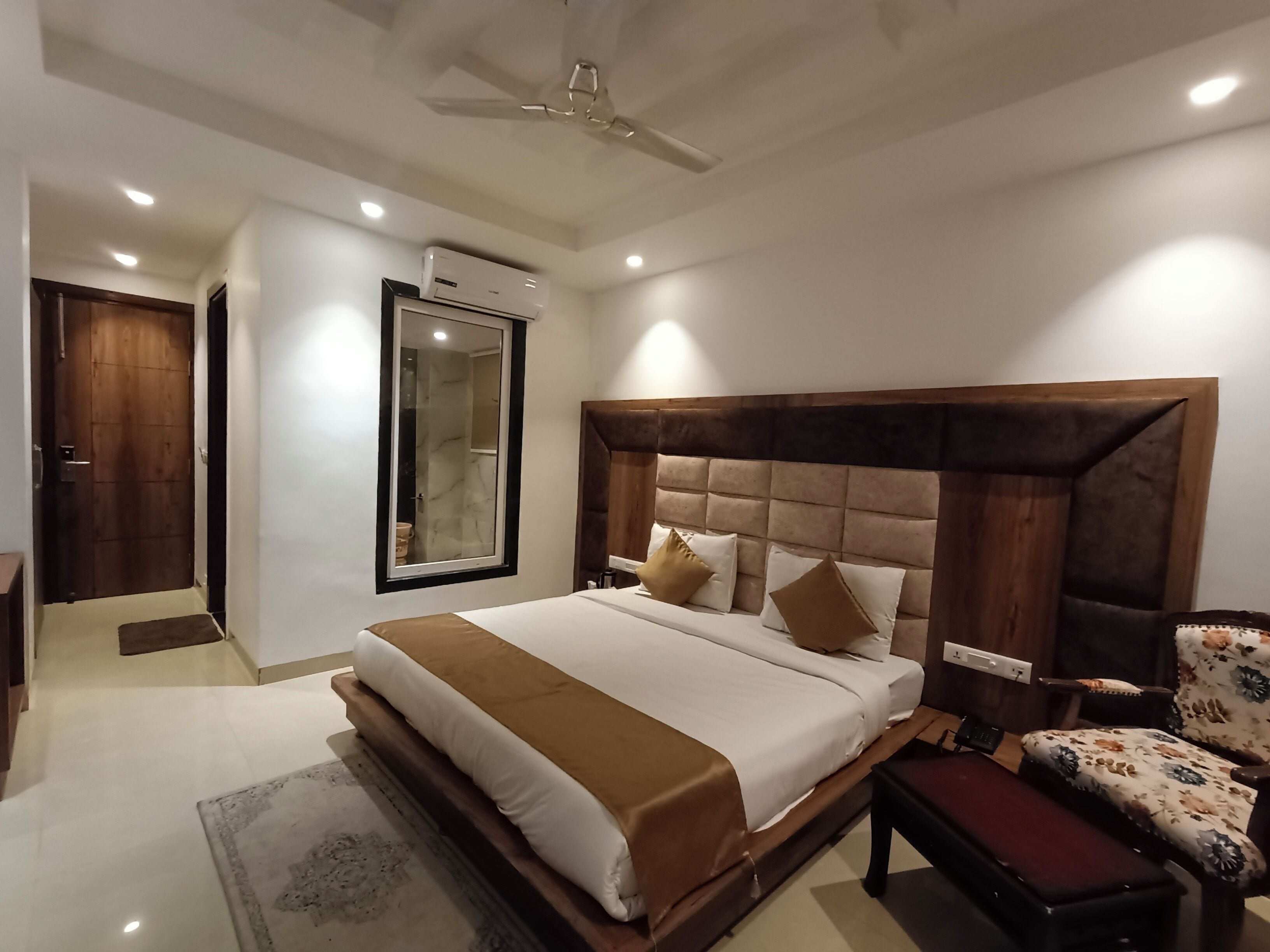 Escritorio, espacio para trabajar con laptop y cortinas blackout 