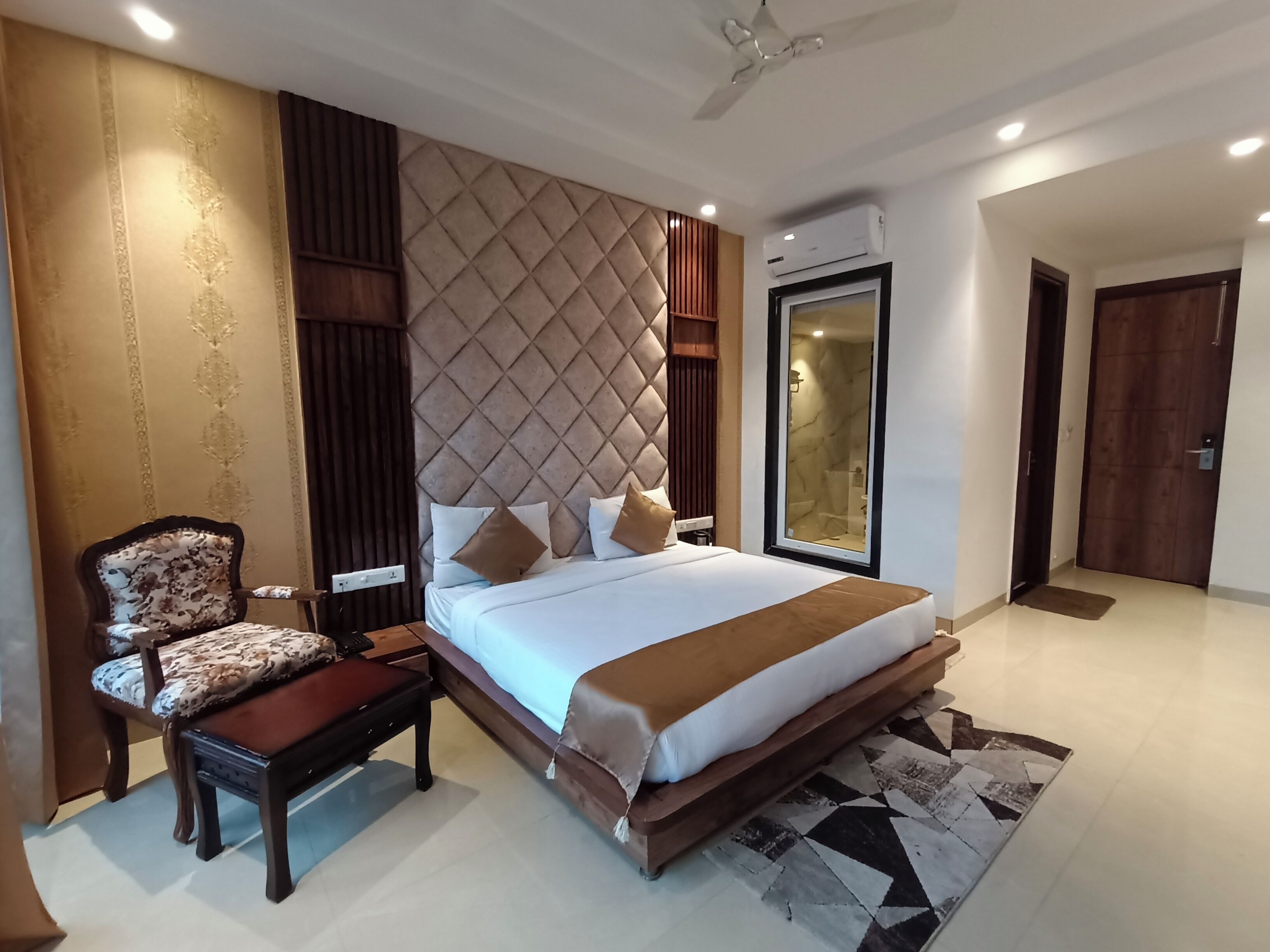 Bañera con ducha, secador de pelo, pantuflas, toallas