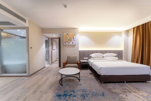 ห้องแฟมิลี่สตูดิโอสวีท | ตู้นิรภัยในห้องพัก, โต๊ะทำงาน, พื้นที่ทำงานแบบใช้แล็ปท็อป