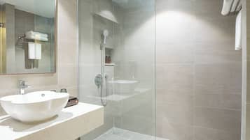 Junior Studio Suite | Bathroom | Shower, rainfall showerhead, hair dryer, bathrobes