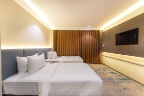 Quarto duplo luxo, vista para a cidade | Cofres nos quartos, escrivaninha, espaço de trabalho para notebook