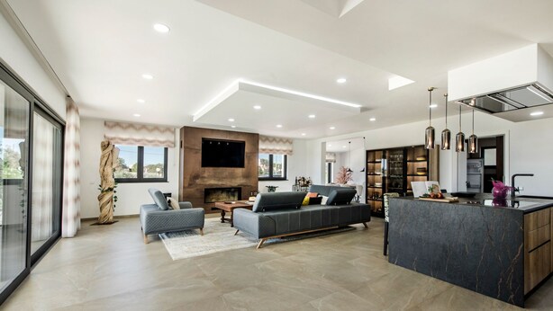 A spacious living area with a fireplace, a sofa, and a kitchen island. - Flor de Lis - VIP Properties by Interhome (Paderne)
