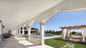 A covered outdoor area with a pool, seating, and a well-maintained lawn. - Flor de Lis - VIP Properties by Interhome (Paderne)