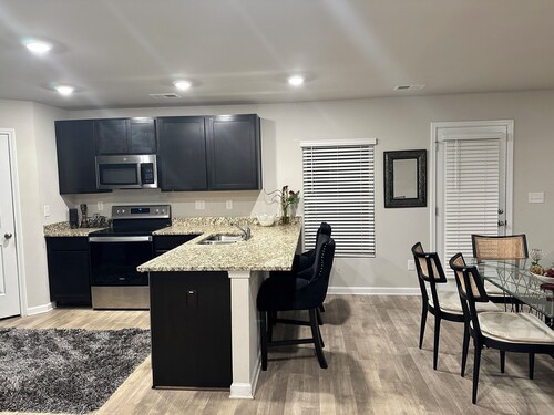 Exquisite 5-bedroom house, 10 minutes from Airport with AC, & WiFi with 10%Disnt