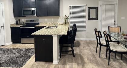 Exquisite 5-bedroom house, 10 minutes from Airport with AC, & WiFi with 10%Disnt