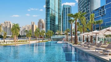 Ulkouima-allas, lämmitetty uima-allas, aurinkovarjoja, aurinkotuoleja