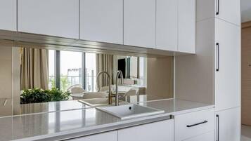 Luksushuoneisto, parveke, näköala kanavalle | Yksityinen keittiö | Jääkaappi, mikroaaltouuni, uuni, liesi