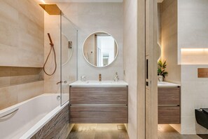 Luxury Apartment, Balcony, Canal View | Bathroom | Bathtub, hair dryer, towels, soap - HAPPY SEASON | The ADDRESS Beach Residences JBR (Dubai)