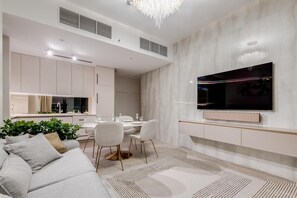 Luxus apartman, erkély, kilátással a csatornára | 1 hálószoba, sötétítőfüggöny, hangszigetelés és vasaló/vasalódeszka