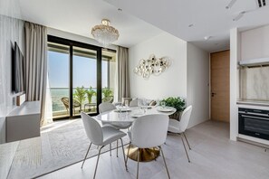 Appartement luxueux, balcon, vue sur le canal | 1 chambre, rideaux d’obscurcissement, système d’insonorisation