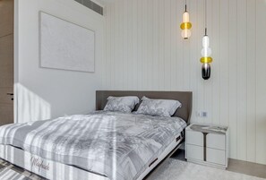 Luxury Apartment, Balcony, Canal View | 1 bedroom, blackout drapes, soundproofing, iron/ironing board