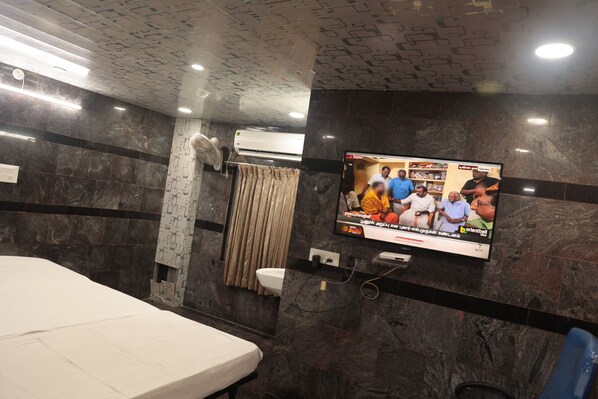 Deluxe Room | Hypo-allergenic bedding, desk, free WiFi, bed sheets - Kala Ressidency (Tiruvannamalai)