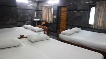 Suite | 1 bedroom, hypo-allergenic bedding, desk, free WiFi