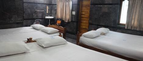 Suite | Hypo-allergenic bedding, desk, free WiFi, bed sheets