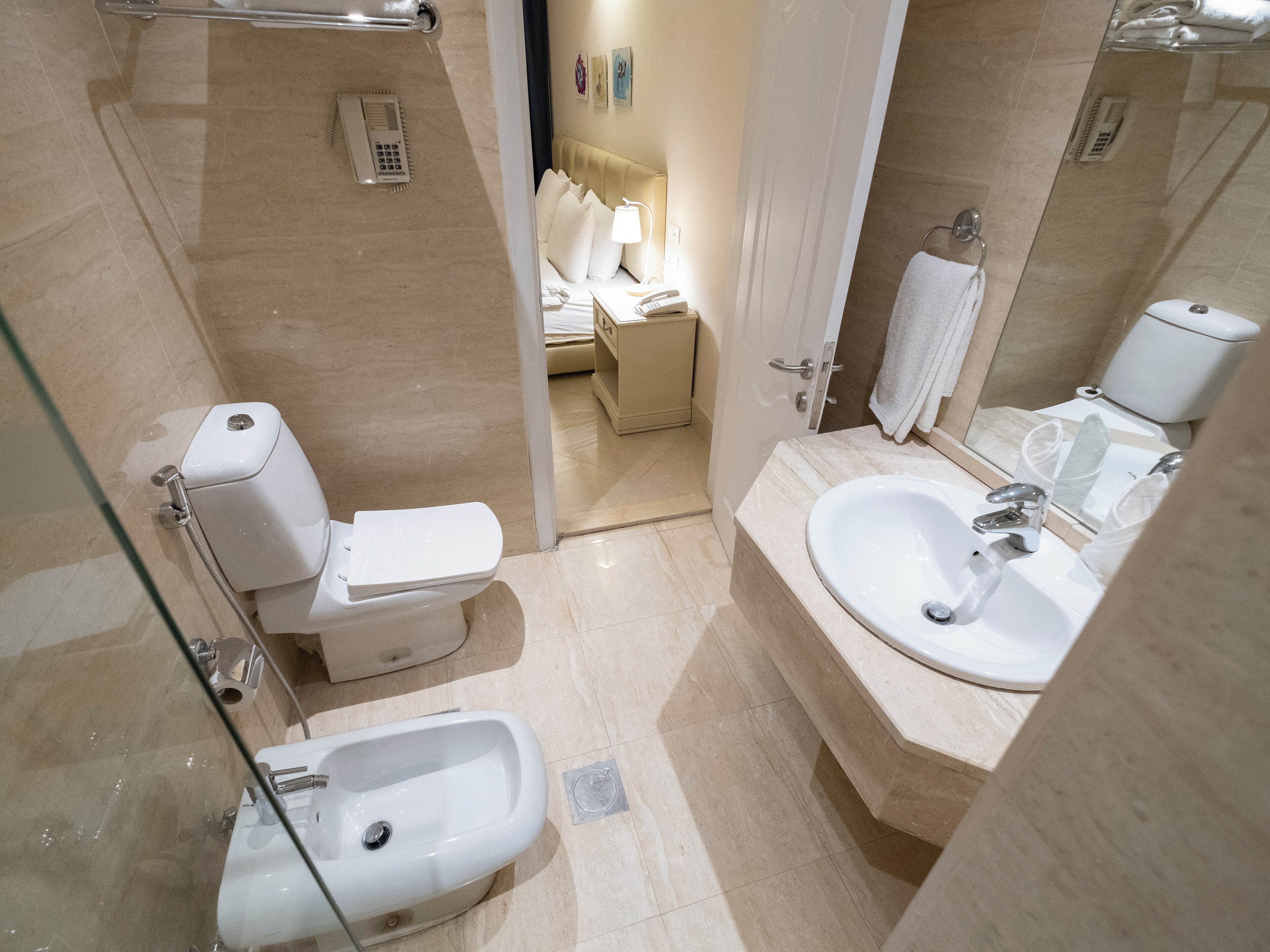 Un baño moderno con inodoro, bidé, lavabo y ducha.