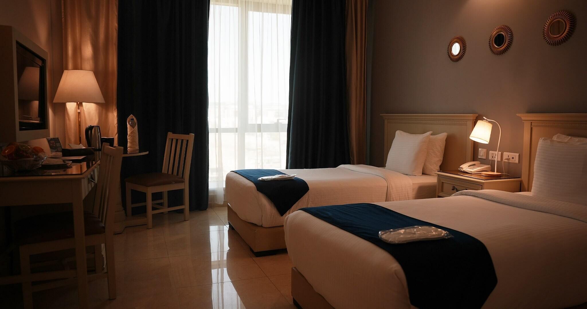 Luxe beddengoed, een bureau, een laptopwerkplek, geluiddichte muren