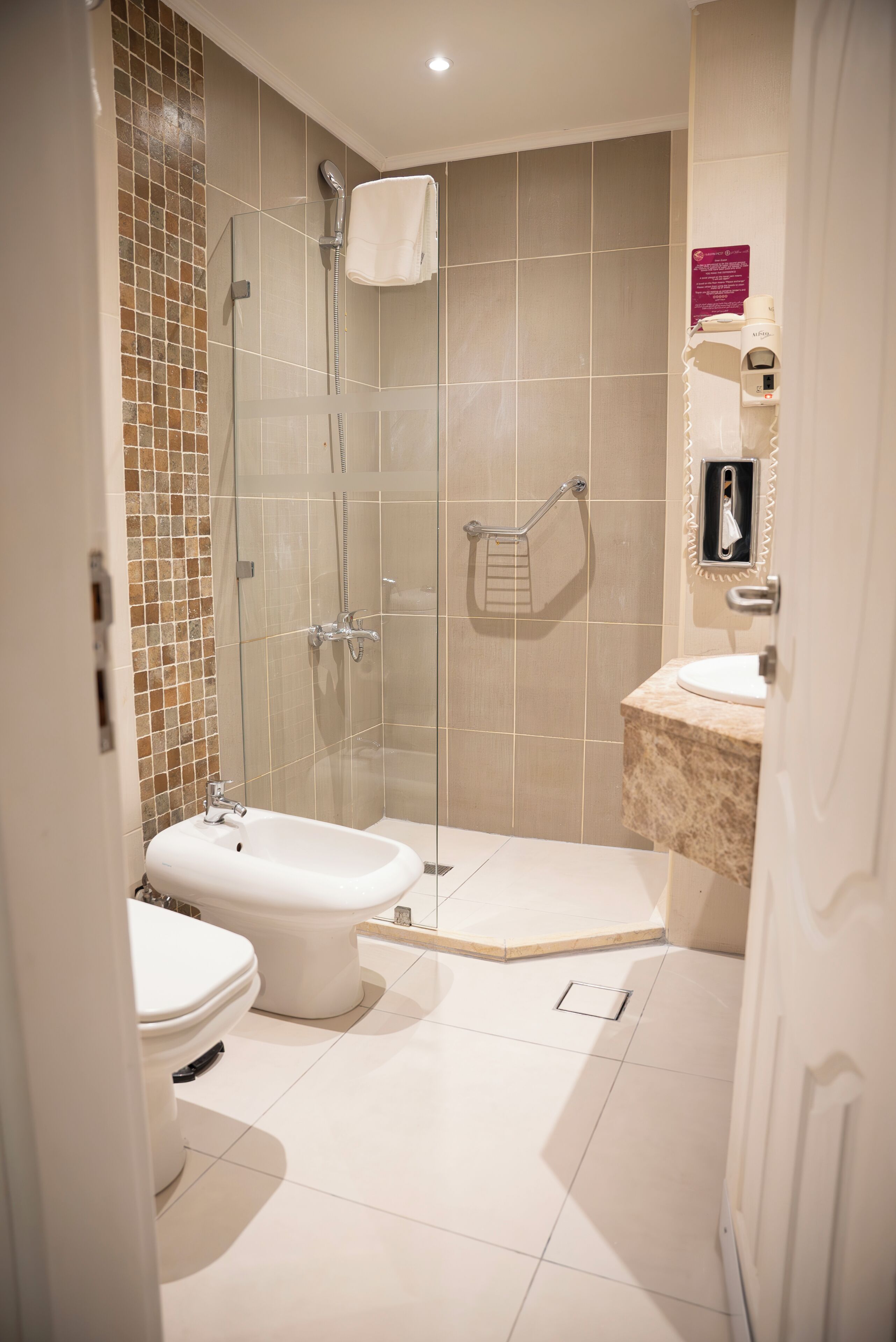 Ein modernes Badezimmer mit einer Duschkabine, einer Toilette und einem Waschbecken.