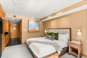 Een strijkplank/strijkijzer, reisbedje, gratis wifi, beddengoed