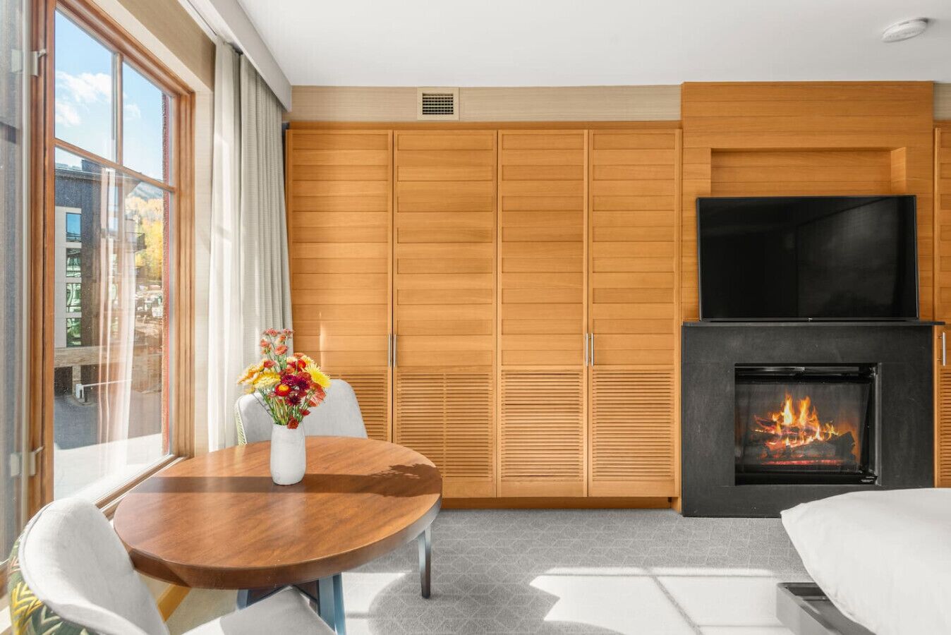 1 habitación, tabla de planchar con plancha y cuna de viaje 