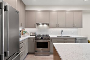 Frigorífic, microones, forn i placa de cuina 