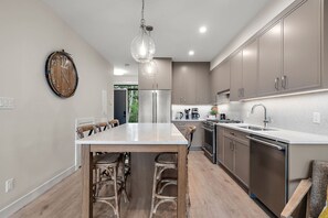 Frigorífic, microones, forn i placa de cuina 