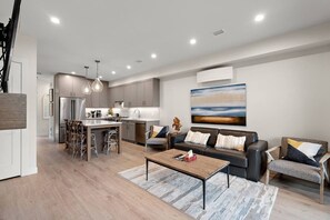 Televisión y chimenea 