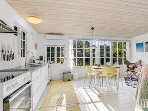 Kjøleskap, mikrobølgeovn og kjøkkenutstyr