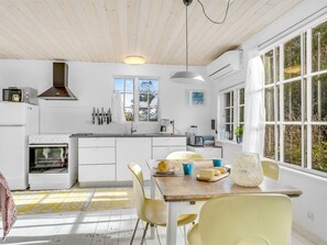 Jääkaappi, mikroaaltouuni, keittoastiat/astiat/ruokailuvälineet