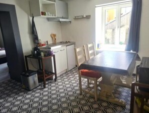 Kühlschrank, Mikrowelle, Herdplatte, Wasserkocher mit Kaffee-/Teezubehör