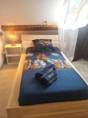 2 bedrooms, desk, iron/ironing board, WiFi