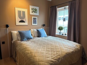 2 bedrooms, desk, iron/ironing board, travel cot