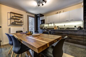 Dining - Modern 3 Bed 2 Bath Apt Close to Chamonix Centre (Chamonix-Mont-Blanc)