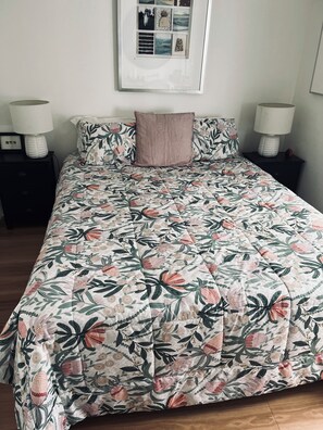 2 bedrooms, iron/ironing board, bed sheets - Hampton cottage for summer rental in Kingscliff. Avail for 3 months min -Over 50 (Kingscliff)