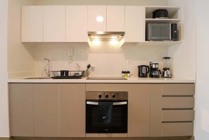 Kjøleskap, mikrobølgeovn, ovn og kokeplater