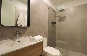 Een douche, een haardroger, handdoeken