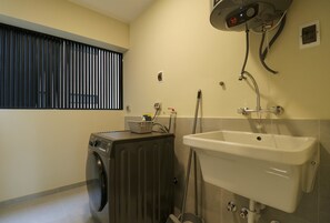 Suihku, hiustenkuivaaja, pyyhkeet