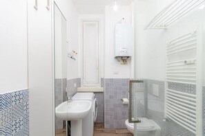 Bruser, hårtørrer, bidet