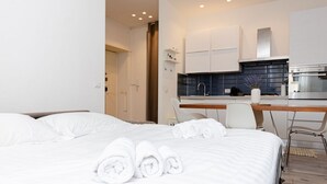 A hotel room with a bed, a desk, and a kitchenette. - VivimiHome - Stelvio House (Milano)