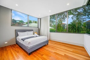 9 bedrooms, WiFi, bed sheets