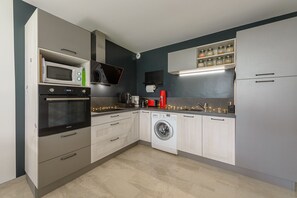 Frigorifero, microonde, forno, piano cottura