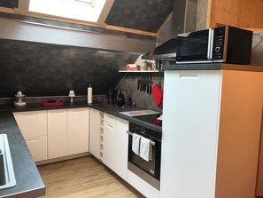 Kylskåp, mikrovågsugn, ugn och spishäll
