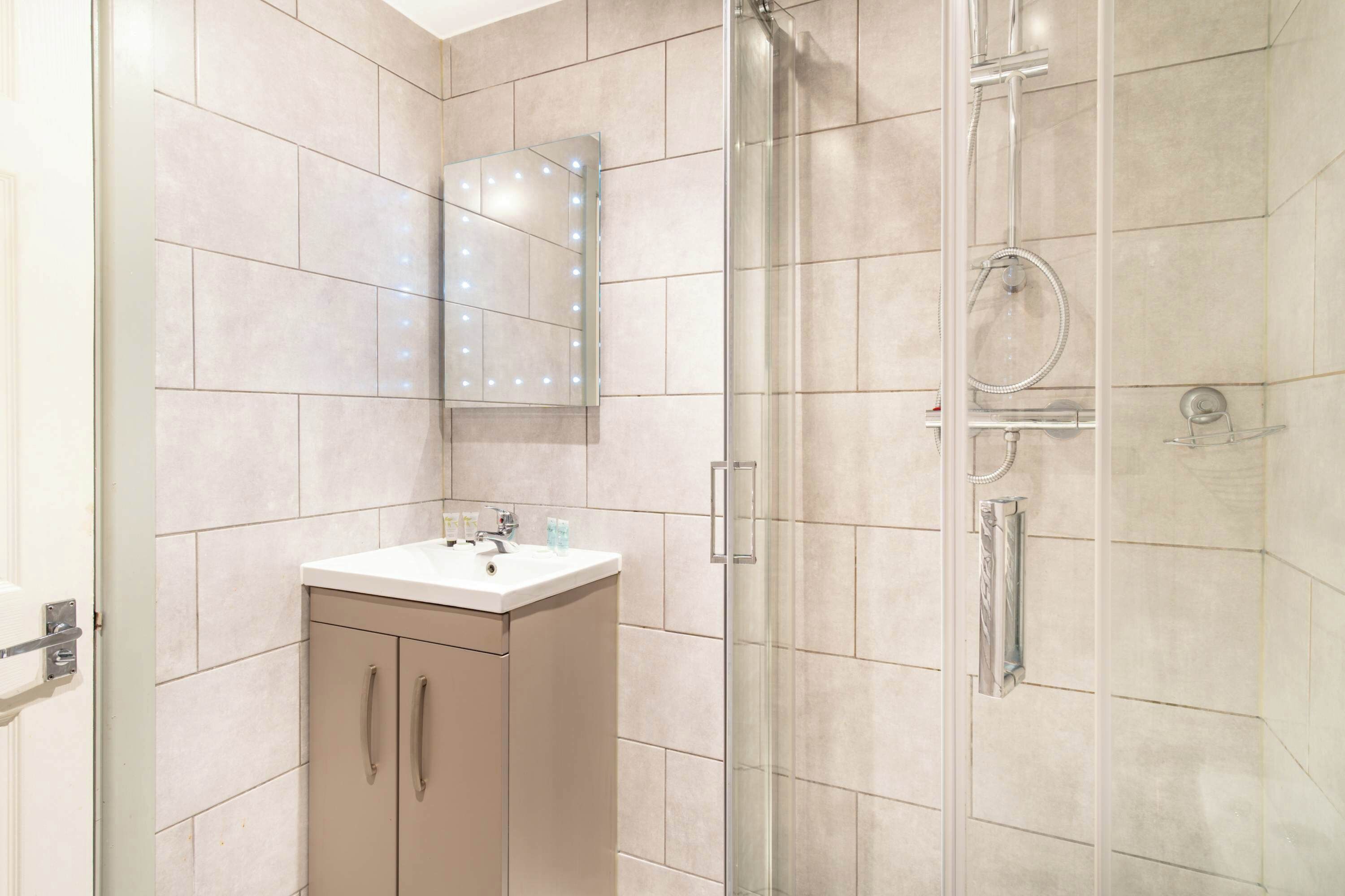 Shower, hair dryer, towels