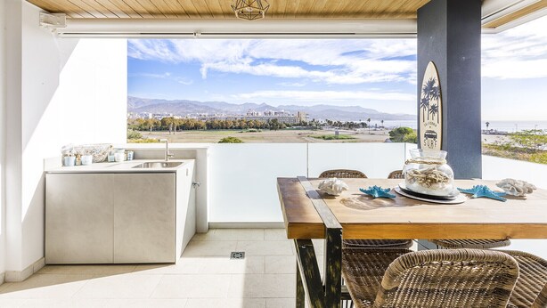 Une cuisine moderne offrant une vue sur la ville et les montagnes.