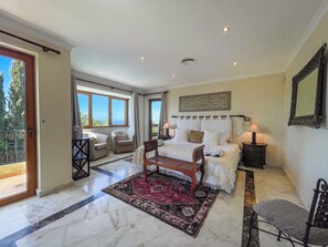 4 makuuhuonetta, työpöytä, silitysrauta/-lauta, vauvan matkasänky